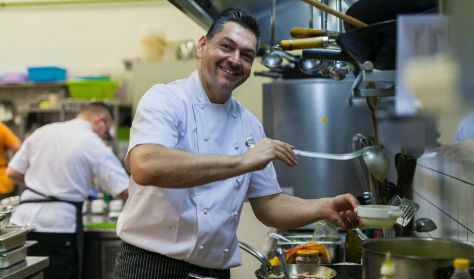 A vegán táplálkozás alapjai főzőtanfolyam 1. rész Kovács Zoltán vegán séffel A vegán táplálkozás alapjai főzőtanfolyam 1. rész Kovács Zoltán vegán séffel