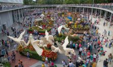 Exhibiton of the flowercars and Folklife Festival - adult