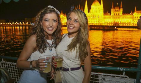 Romkocsmatúra Parti hajóval egybekötve/Pub Crawl with Party Cruise on the Danube