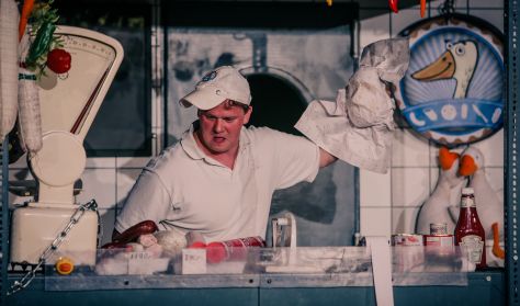 Gerlóczy Márton: A CSEMEGEPULTOS NAPLÓJA - Orlai Produkció - Füge Produkció Gerlóczy Márton: A CSEMEGEPULTOS NAPLÓJA - Orlai Produkció - Füge Produkció