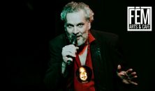 Cziczó Attila énekel és gitározik