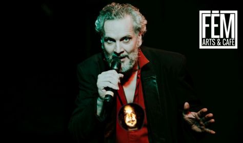Cziczó Attila énekel és gitározik Cziczó Attila énekel és gitározik