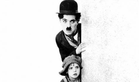 A KÖLYÖK - (1921) - Charlie Chaplin - Fészek Filmklub - NÉMAFILM A KÖLYÖK - (1921) - Charlie Chaplin - Fészek Filmklub - NÉMAFILM