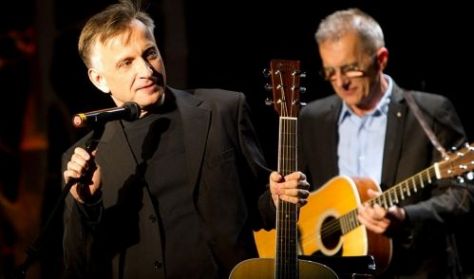 "Befogad és kitaszít a világ" - "Befogad és kitaszít a világ" -
