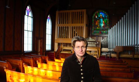 Varnus Xaver Bachot játszik a kőbányai Szent László műemléktemplomban Varnus Xaver Bachot játszik a kőbányai Szent László műemléktemplomban