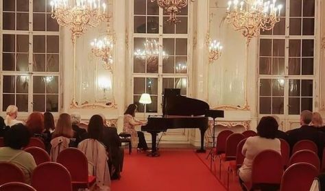 Várjon Dénes és Simon Izabella zongoraművészek koncertje, mesélő Várjon Liána