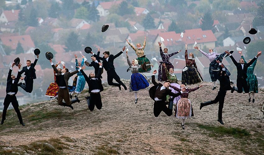 A Falu • Fitos Dezső Társulat