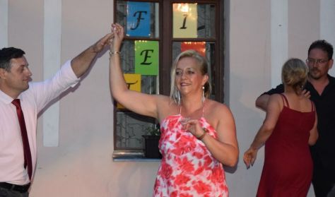 FIESTA UDVAR: Latin táncest retro partyval