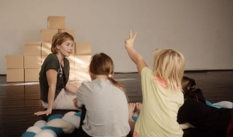 MOTHERS BACK: Doboz utca 1. | interaktív táncelőadás gyerekeknek
