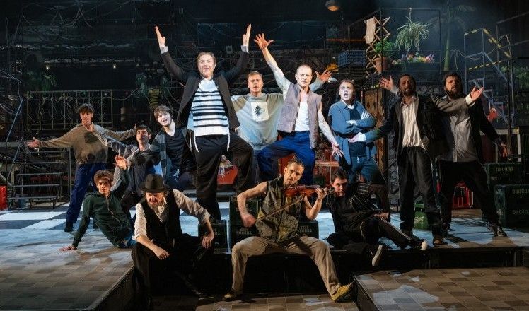 Hegedűs a háztetőn