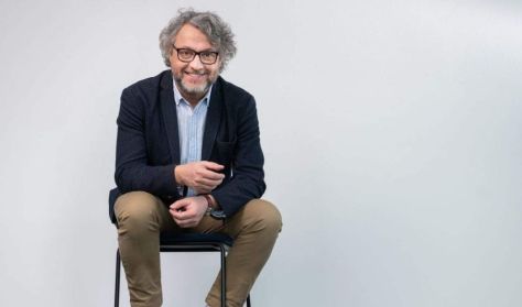 Mozart bikiniben – Kelmék között, avagy Wagner és az elegancia Mozart bikiniben – Kelmék között, avagy Wagner és az elegancia