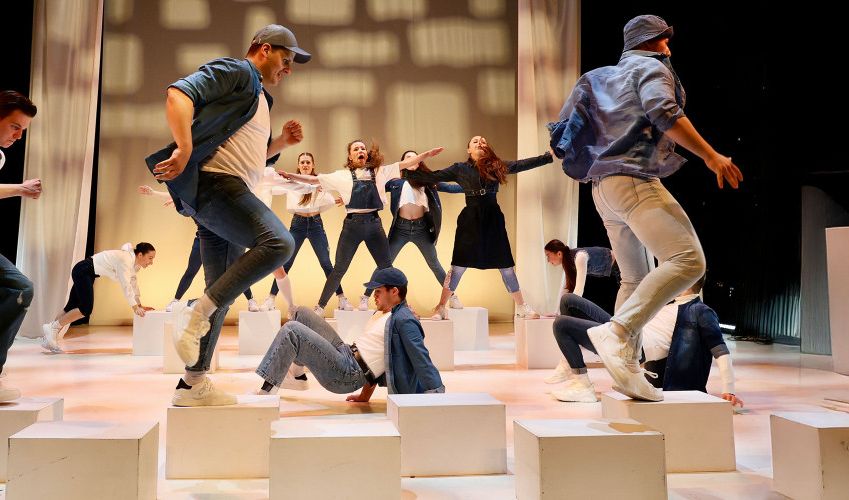 Kamaszodók • Fitos Dezső Társulat