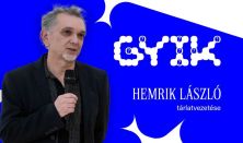 Hemrik László tárlatvezetése a Gyakran Ismételt Kérdések című kiállításban