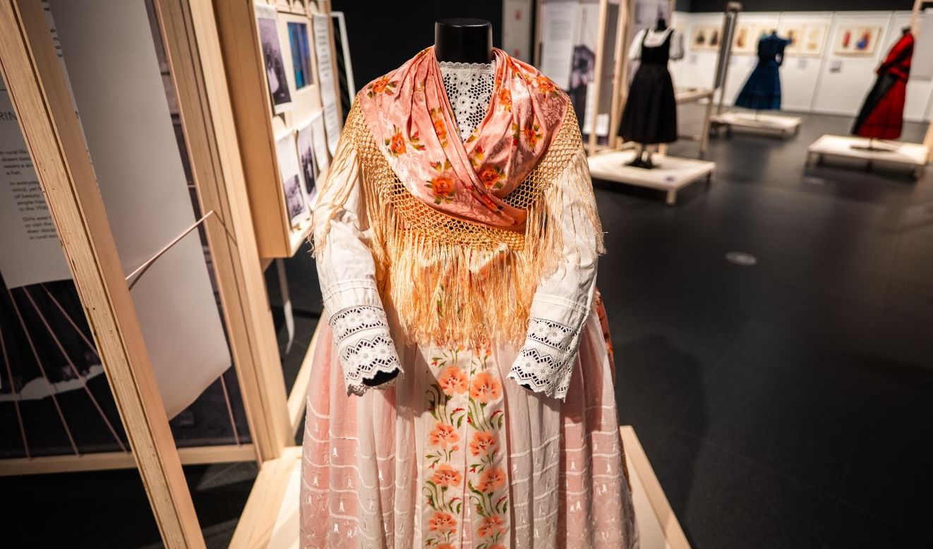 Kurátori tárlatvezetés - Súlyos anyag. Nők – Viseletek – Élettörténetek