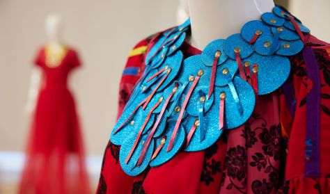 Folk Fashion - Romani workshop: kézműves foglalkozás a Romani Designnal (bőr ékszerkészítés) Folk Fashion - Romani workshop: kézműves foglalkozás a Romani Designnal (bőr ékszerkészítés)