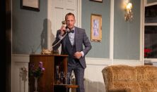 Robin Hawdon: SZERETŐBŐL EGY IS SOK