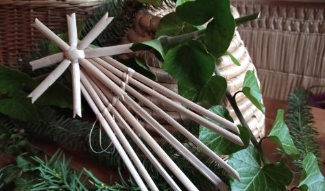 Karácsonyfa díszek csuhéból- adventi workshop