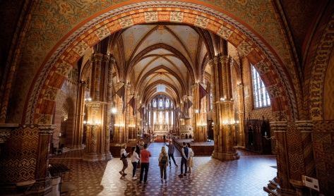 Matthias Church: Colorful Tiles & Coronations - Castle walk with Matthias Church entry