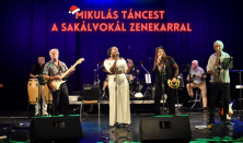 Táncparty Mikulásra a SakálVokál zenekarral