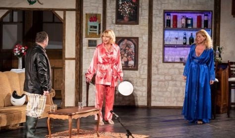 Boldog születésnapot! Avagy hatan pizsamában